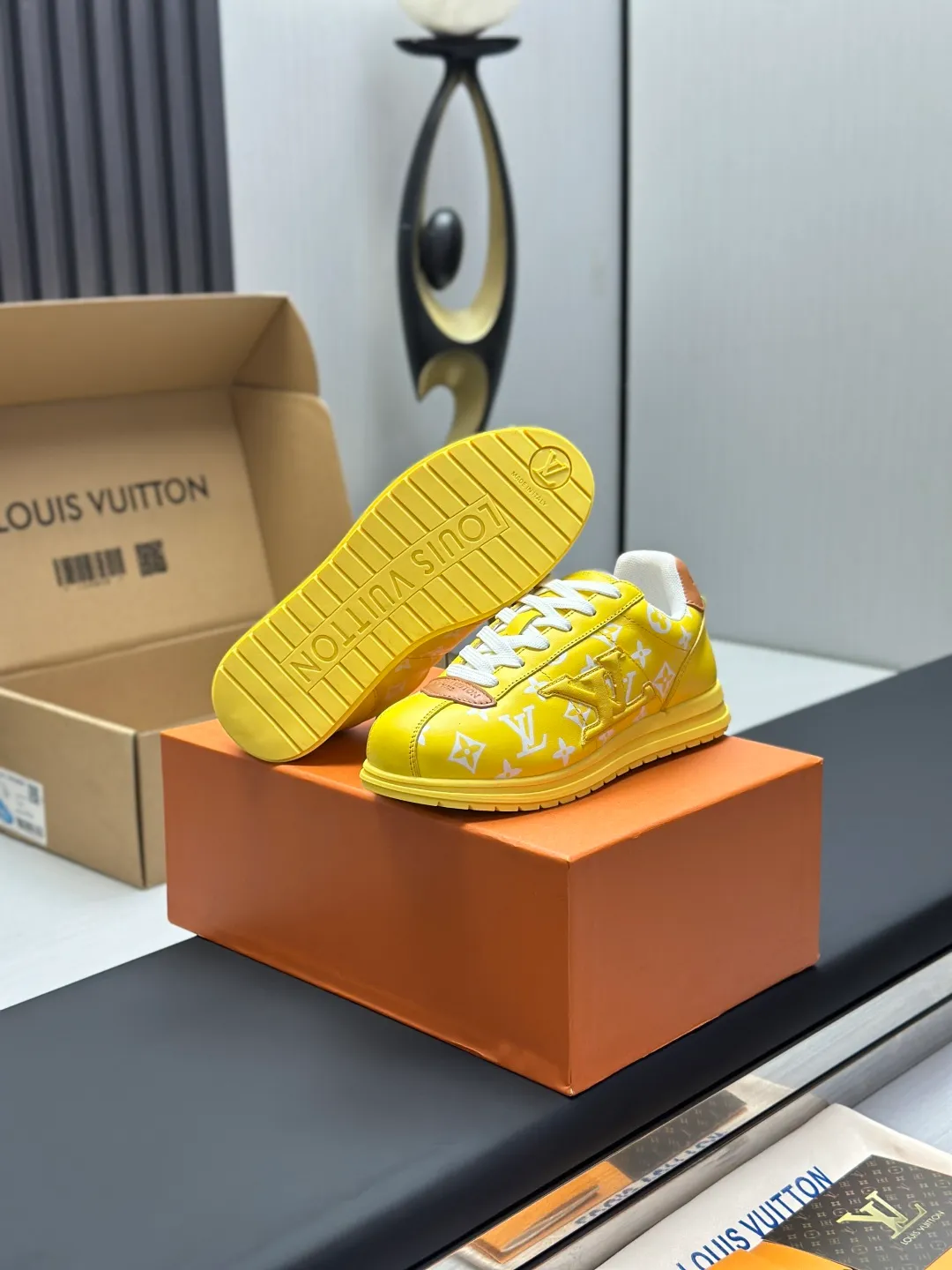 👟👟Ex-factory price 680👟👟 Full set of packaging with airplane box💰Top version LV-Louis Vuitton-classic catwalk new style 1:1 development replica of the original version! ! The upper foot is very comfortable. It is made of luxurious materials and fine workmanship. The midsole is printed with English letters "Made in Europe". The upper is made of calfskin imported from Italy. The side is decorated with the brand's LOGO and signature. The latest latex foot pads and mesh lining make the foot feel super comfortable. The original two-color TPU combination outsole is specially provided by the original factory. Bag technology Goodyear stitched edges Fabric: Exclusive customized first-layer cowhide Accessories: Exclusive private model Vuitton logo, lining: Customized silk mesh lining - first-layer silk cowhide lining Outsole: TPU combination outsole wear-resistant, non-slip and anti-yellowing Foot pads: new latex pads-mesh sweat-absorbent Counter technology: fully computerized sewing machine wire drawing Toe box back cover Hot and cold shaping Full set of pull-top lasts with medium and low logo patterns Special counter packaging - shoelaces, certificate, card, instructions, certificate of quality, dust bag, the most complete packaging on the entire network, women's 35-40 men's 38-46 (38/46 customized, non-refundable! GD9916